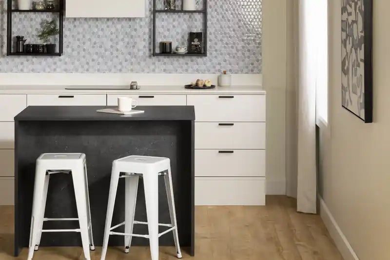 Îlot de cuisine avec rangement – Faux marbre noir et blanc